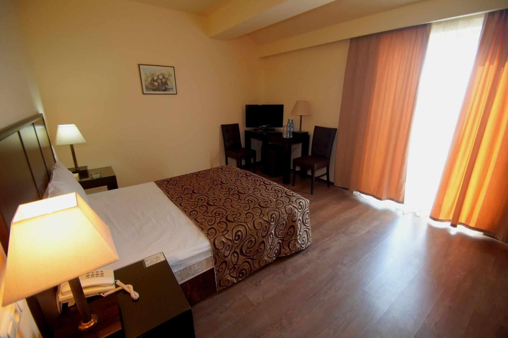 Regineh Hotel Yerevan Exterior photo